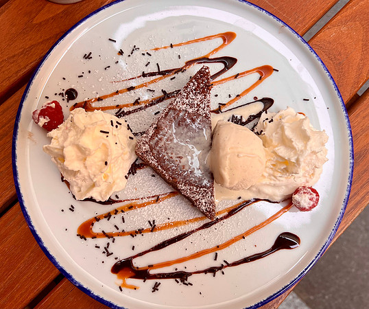 Hausgemachter Schokoladen Brownie mit 1 Kugel EisHomemade chocolate brownie with 1 scoop of ice cream