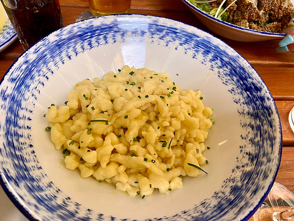 Kasspatzln mit Tiroler Bergkäsemischung, Röstzwiebeln Cheese spaetzle with Tyrolean mountain cheeses, roasted onions