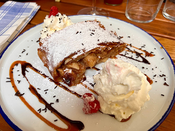Hausgemachter Apfelstrudel mit Schlagsahne: Apple strudel with whipped cream