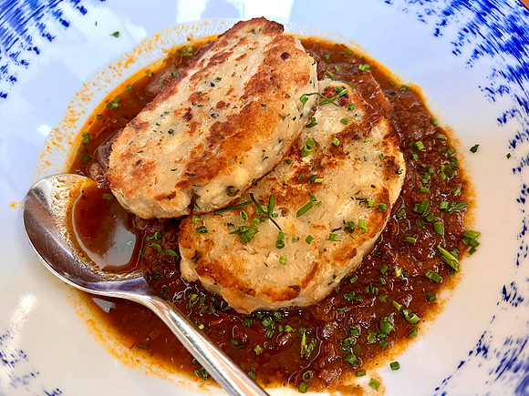 Rindsgulasch mit hausgemachten Serviettenknödeln: Beef goulash with homemade dumplings