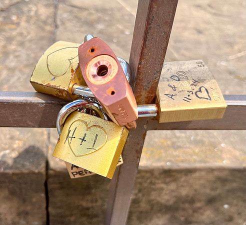 Locks: couples write their initials