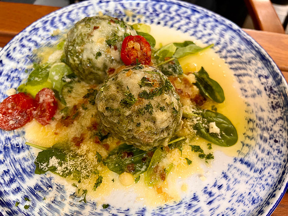 Spinatknödel: spinach dumplings with butter and cheese